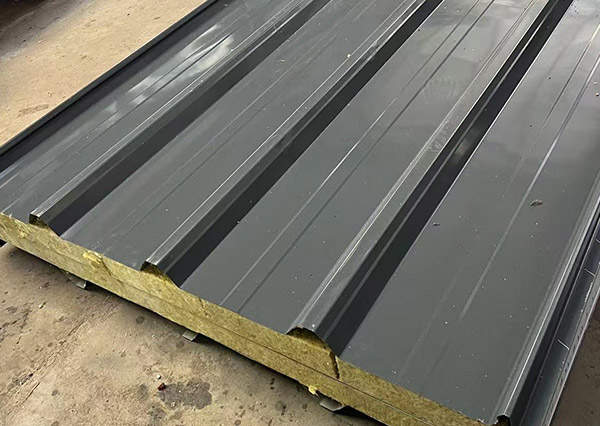 屋顶夹层的岩棉复合板的安装过程